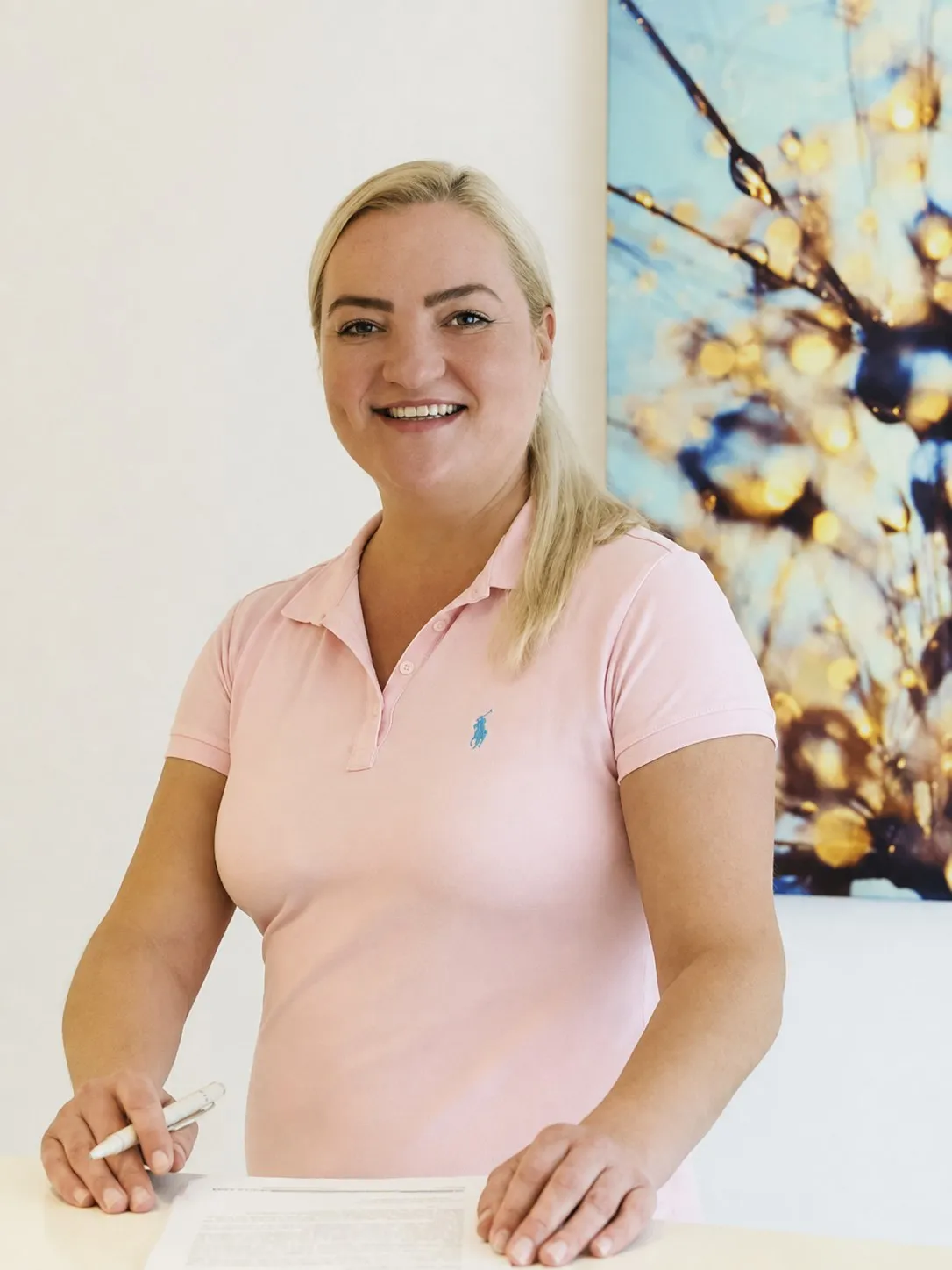 Porträtaufnahme von Hanna Jum in der Praxis